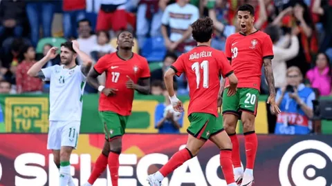 “足坛最佳阵容揭晓：托雷斯点赞梅罗大罗锋线三叉戟”